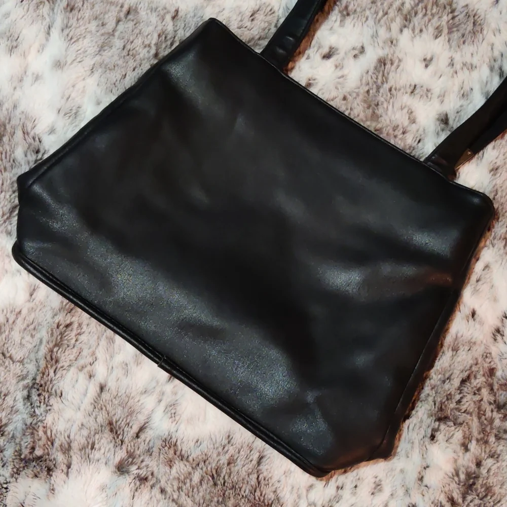 Liz Claiborne Black Leather Shoulder Bag - Picture 3 of 11